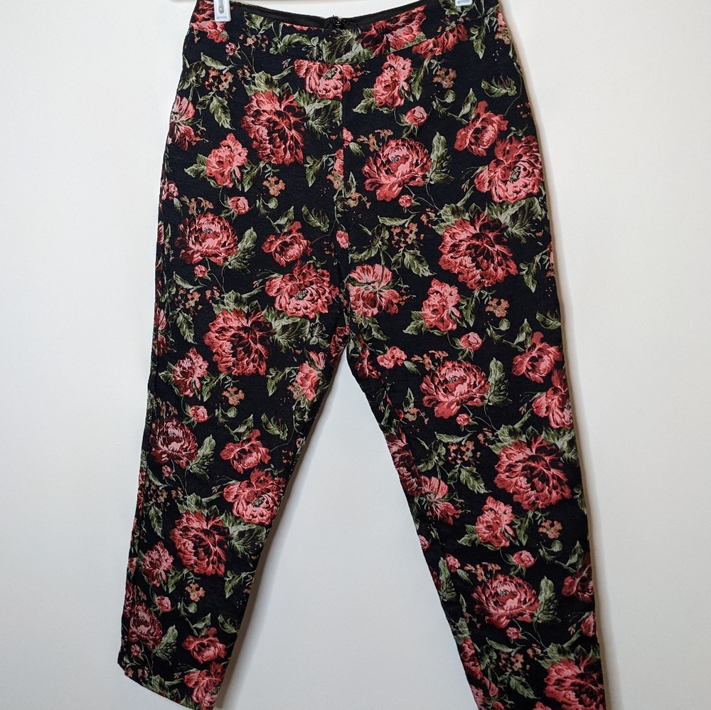 5/$25 *💥 NWOT Sugar Lips Floral Jacquard Cropped Pants